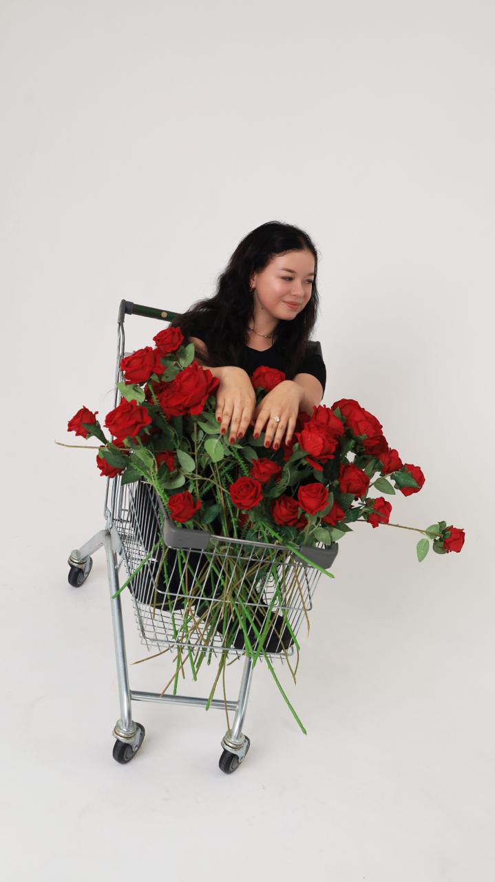 Портрет в тележке с цветами
